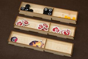 Insert do gry Drużyna do zadań specjalnych - 3 pojemniki kości, żetony i znaczniki - wersja ze sklejki